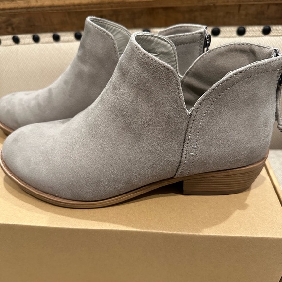 Journey Gray ankle Suede Boots- size 8 1/2 - Picture 3 of 10